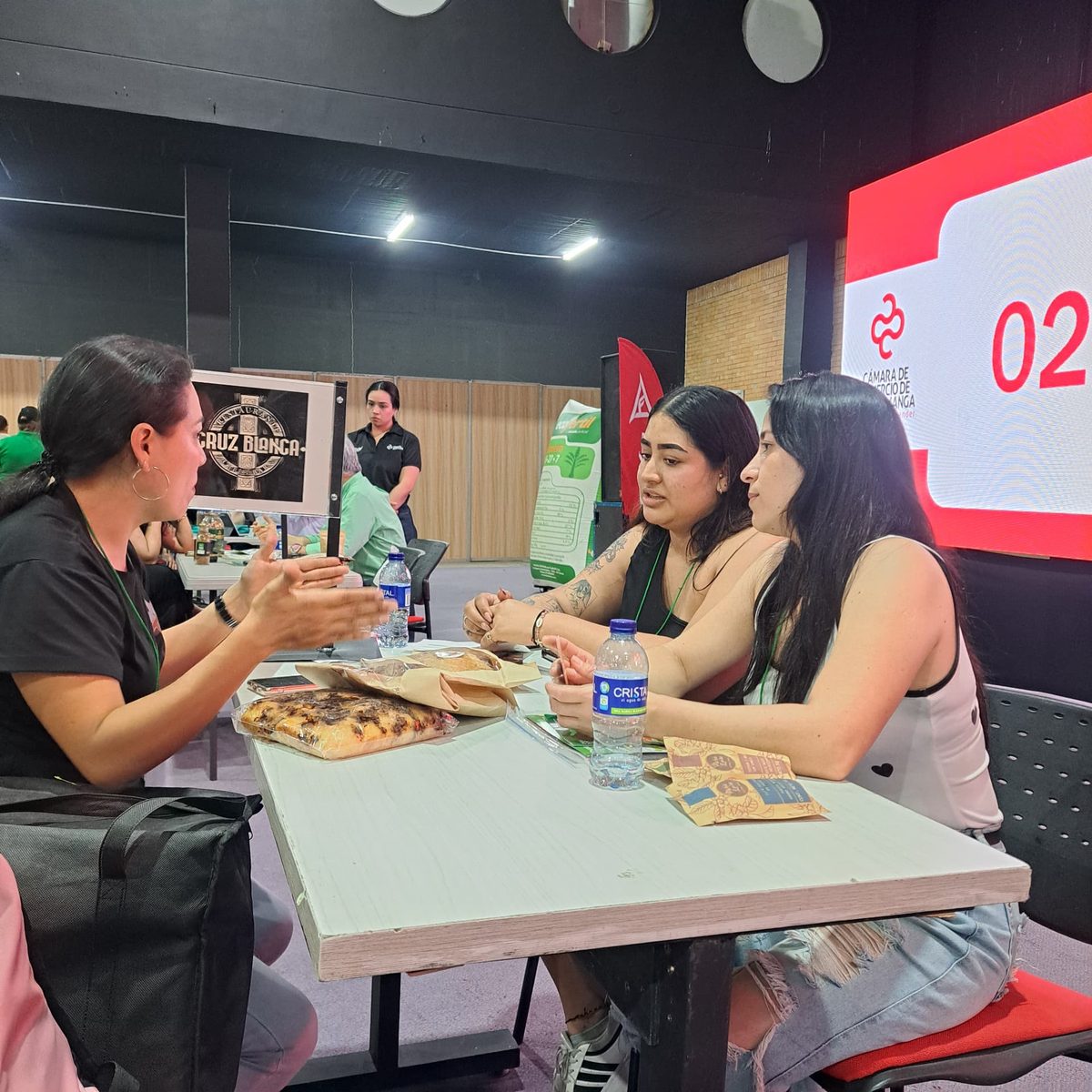 Empresarias en cita de negocios durante feria agroindustrial